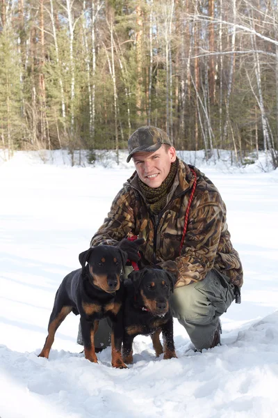 男子持有两个狩猎狗的一条线索在 jagdterriers — 图库照片