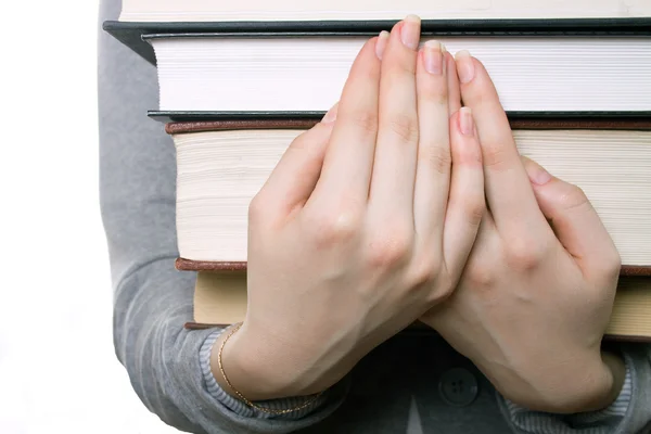 La chica sostiene una pesada pila de libros en las manos —  Fotos de Stock