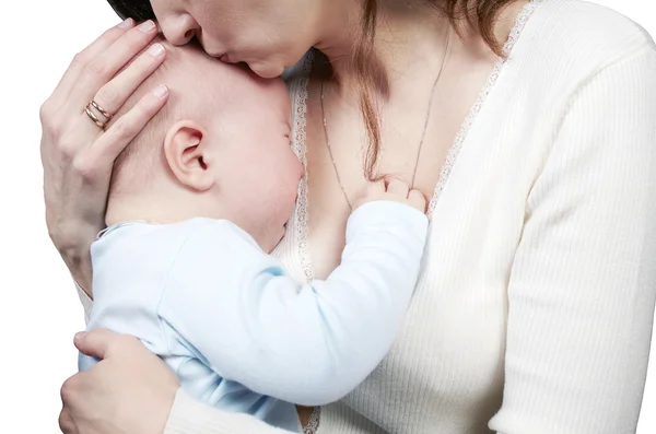 Mother consoles the crying child, embracing and kissing him on a — Stock Photo, Image