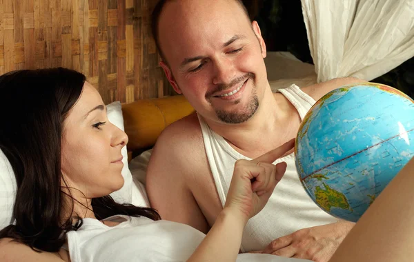 The married couple discusses a trip on holiday, considering the — Stock Photo, Image