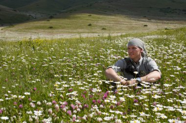 adam armen dağlarında çayır ortasında oturur.