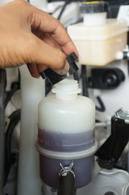 yağ seviyesi kontrol ediliyor