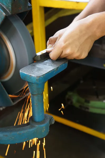 Afiação manual de uma ferramenta na máquina de moedura — Fotografia de Stock