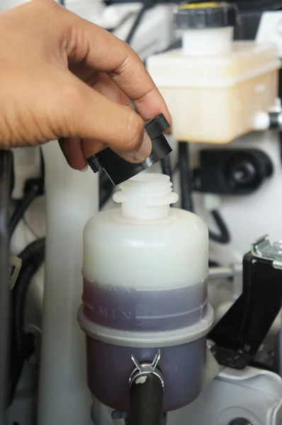 yağ seviyesi kontrol ediliyor