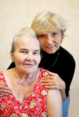 yaşlı anne ile kızı