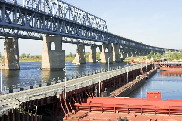 Понтон и железнодорожный мост через Волгу в Нижнем Новгороде в России — стоковое фото