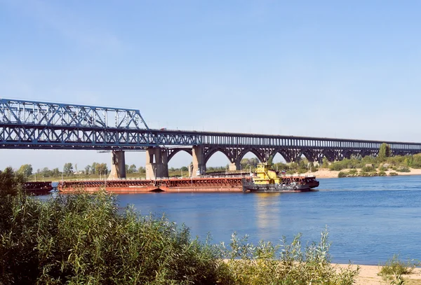 Железнодорожный мост через Волгу в Нижнем Новгороде — стоковое фото