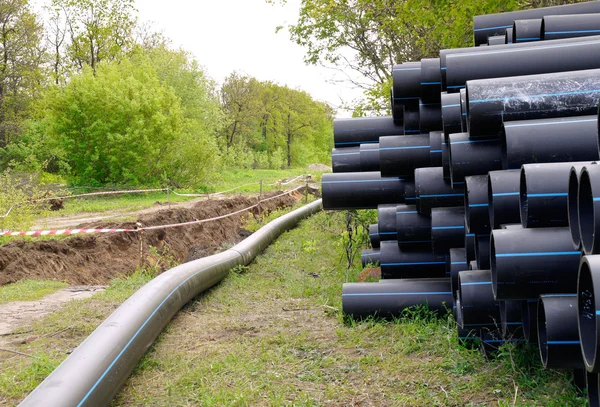 Servicios subterráneos - instalación de tuberías de plástico —  Fotos de Stock