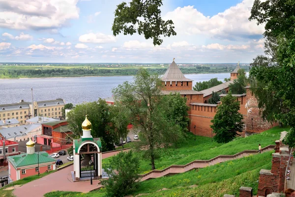 Veduta del Cremlino di Nizhny Novgorod e campana commemorativa in Russia — Foto Stock