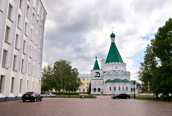 Domkyrkan av ärkeängeln Mikael och den administrativa byggnaden av regeringen i Nizjnij novgorod regionen — Stockfoto