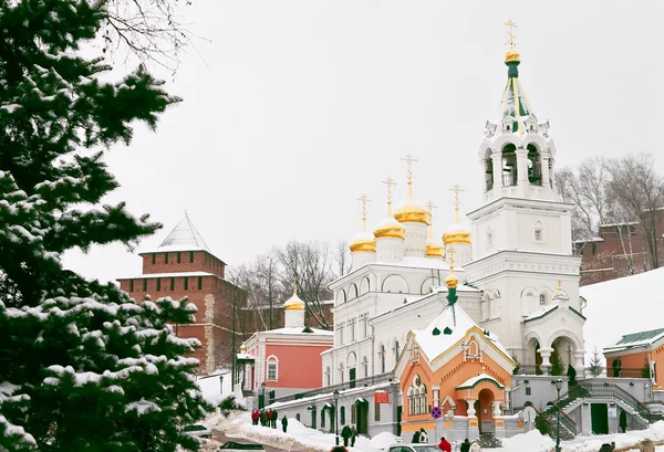 Εκκλησία του Αγίου Ιωάννη σε φόντο του Κρεμλίνου στο Νίζνι Νόβγκοροντ — Φωτογραφία Αρχείου