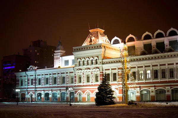 Byggnaden av Nizjnij novgorod fair i vinter natten ljus — Stockfoto