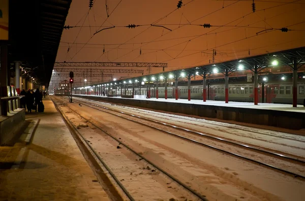 Plate-forme ferroviaire la nuit — Photo
