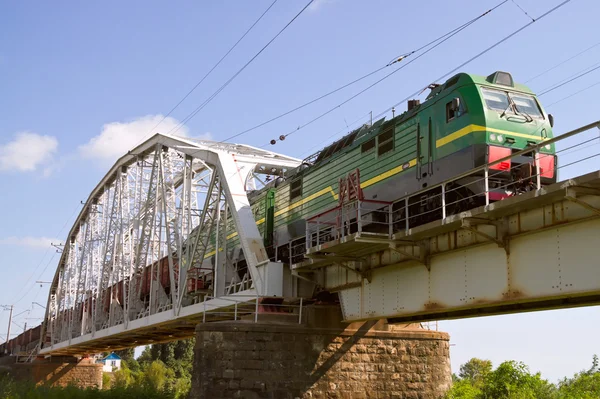 Грузовой поезд по мосту — стоковое фото