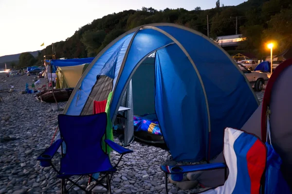 Tent camping aan zee bij nacht — Stockfoto