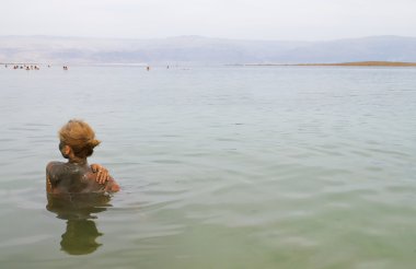 Ölü Deniz çamur tedavisi. İsrail