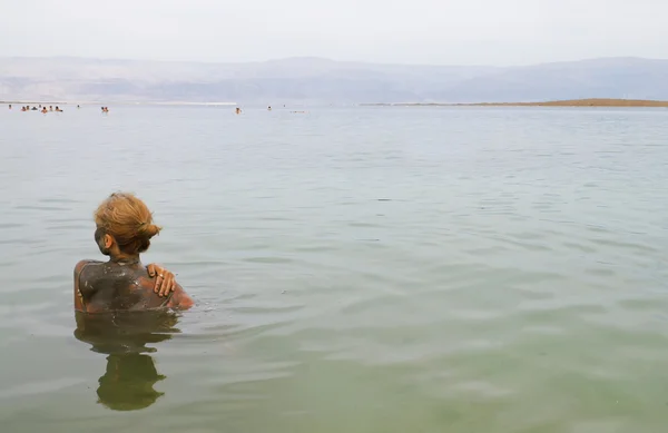 Mud treatment at the Dead Sea. Israel — Stock Photo, Image