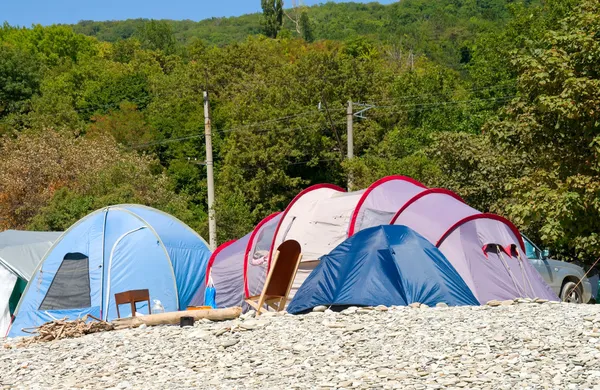 Tenten op de kiezelstenen. Camping en caravans — Stockfoto