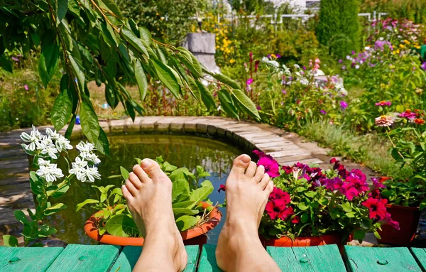 Feet on pool and flowers at cottage. summer Holidays — Stock Photo, Image