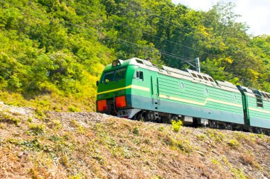 tren karşı yeşil yamaç rides