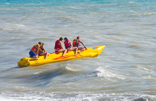 Bananenbootfahrten auf dem Meer — Stockfoto