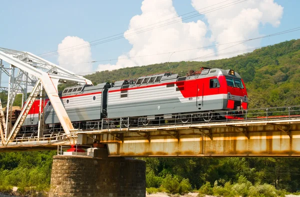 Trains en train sur pont à travers la rivière de montagne — Photo