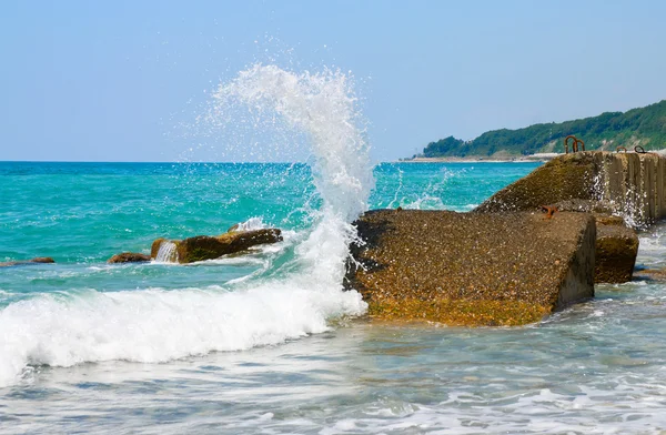 Морська хвиля б'ється на камені — стокове фото