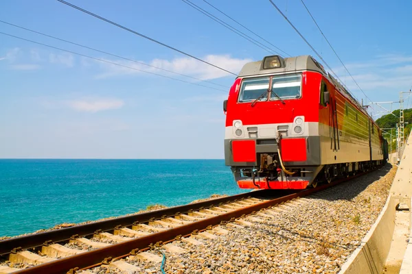 Zug fährt über schwarzes Meer — Stockfoto