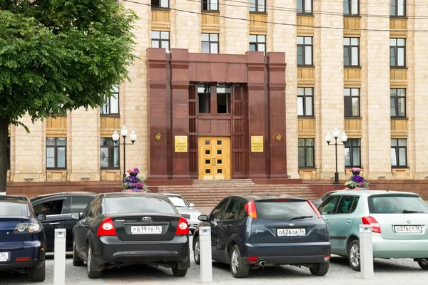 Entrée principale dans le bâtiment du gouvernement de la région de Voronej — Photo