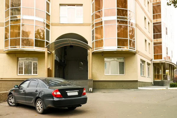 Auto am Eingang zum neuen Mehrfamilienhaus — Stockfoto