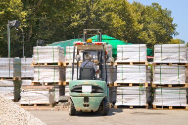 İnşaat sahasında eski kamyon