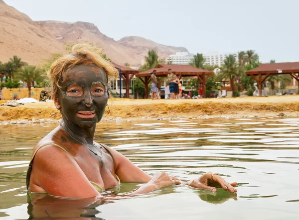 Mud treatment at the Dead Sea — Stock Photo, Image