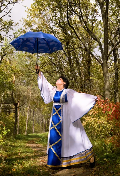 Fada com guarda-chuva no caminho da floresta — Fotografia de Stock