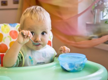 erkek bebek kaşığı ile eats