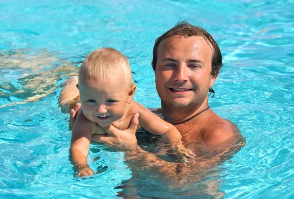 Ο μπαμπάς με το μωρό στην πισίνα — Φωτογραφία Αρχείου