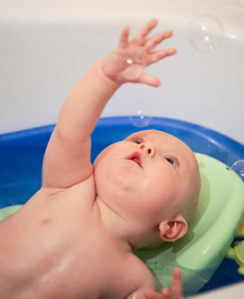 Bambino con bolle di sapone nel bagno — Foto Stock