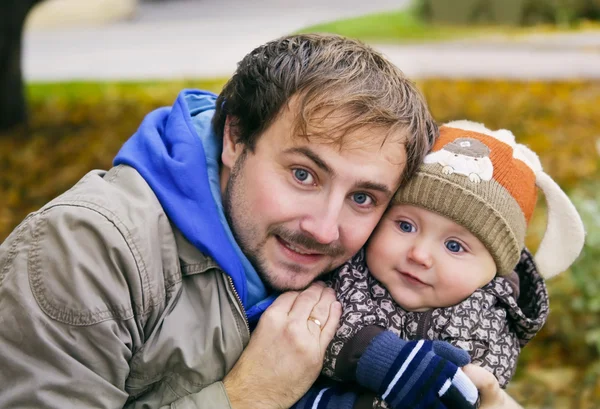 Glad pappa med lille son promenader — Stockfoto