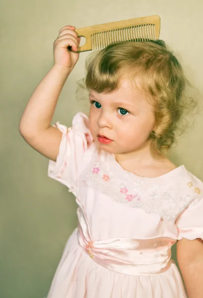 La bambina si pettinò. — Foto Stock