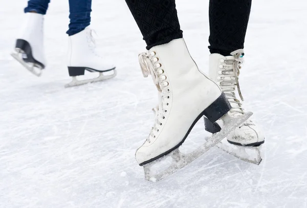 Ноги в коньках на льду — стоковое фото