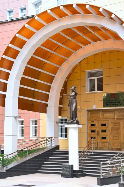 Entrada al edificio del tribunal regional de Voronezh en Rusia — Foto de Stock