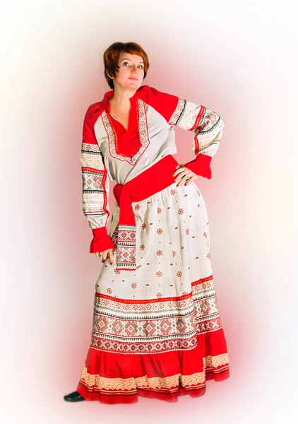 Женщина в льняном костюме в народном стиле — стоковое фото