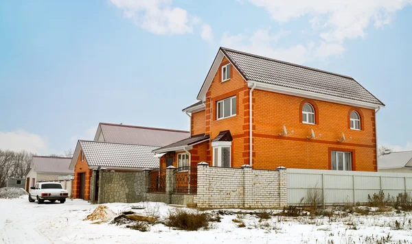 Casa de tijolo vermelho no inverno — Fotografia de Stock