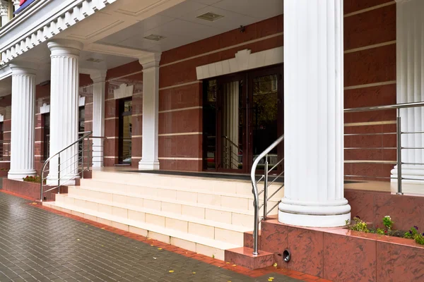 Beautiful entrance to the building with white columns — Stock Photo, Image