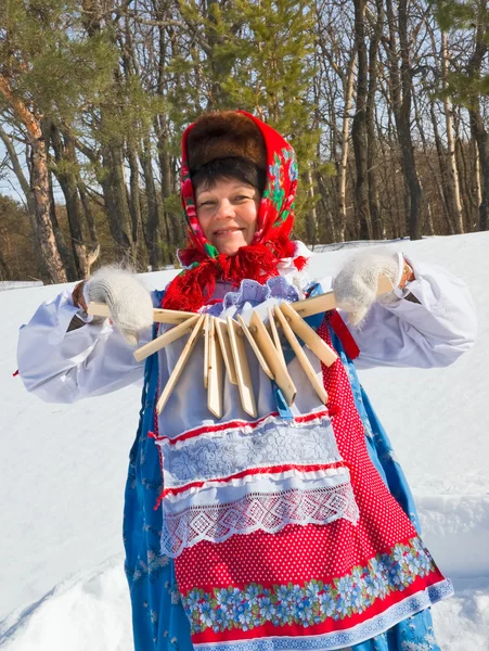 Mulher russa em sundress com chocalho de madeira — Fotografia de Stock