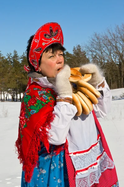 Rusa mujer en sundress comer donut —  Fotos de Stock