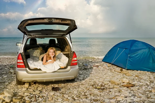 Trailering. vrouw in auto naast de tent — Stockfoto