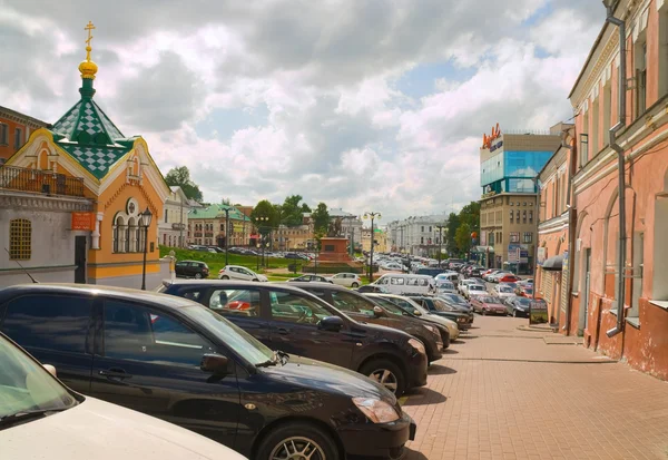 Parkeren auto's op de muren van Nizhniy Novgorod Kremlin — Stockfoto