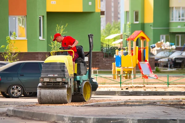 Passeio de pavimentação no bairro residencial da cidade — Fotografia de Stock