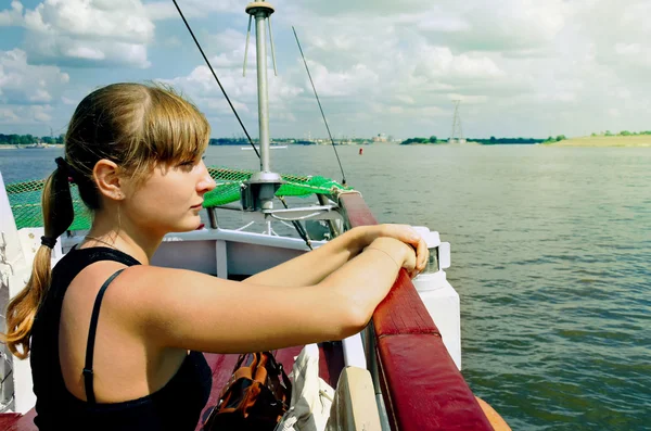 川のボートの少女は川に帆 — ストック写真