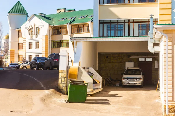 Estacionamento de carros em casas de vários quartos — Fotografia de Stock